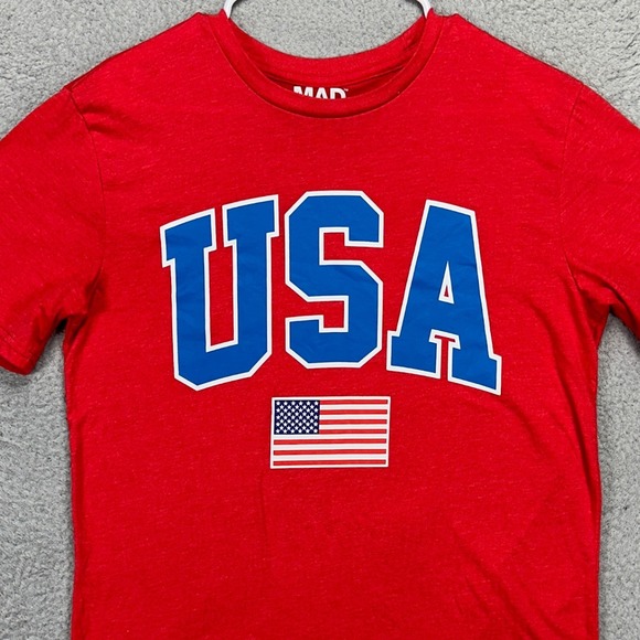USA Mad Engine Adult Mens T-Shirt Medium Red Blue American Flag Short Sleeve Tee